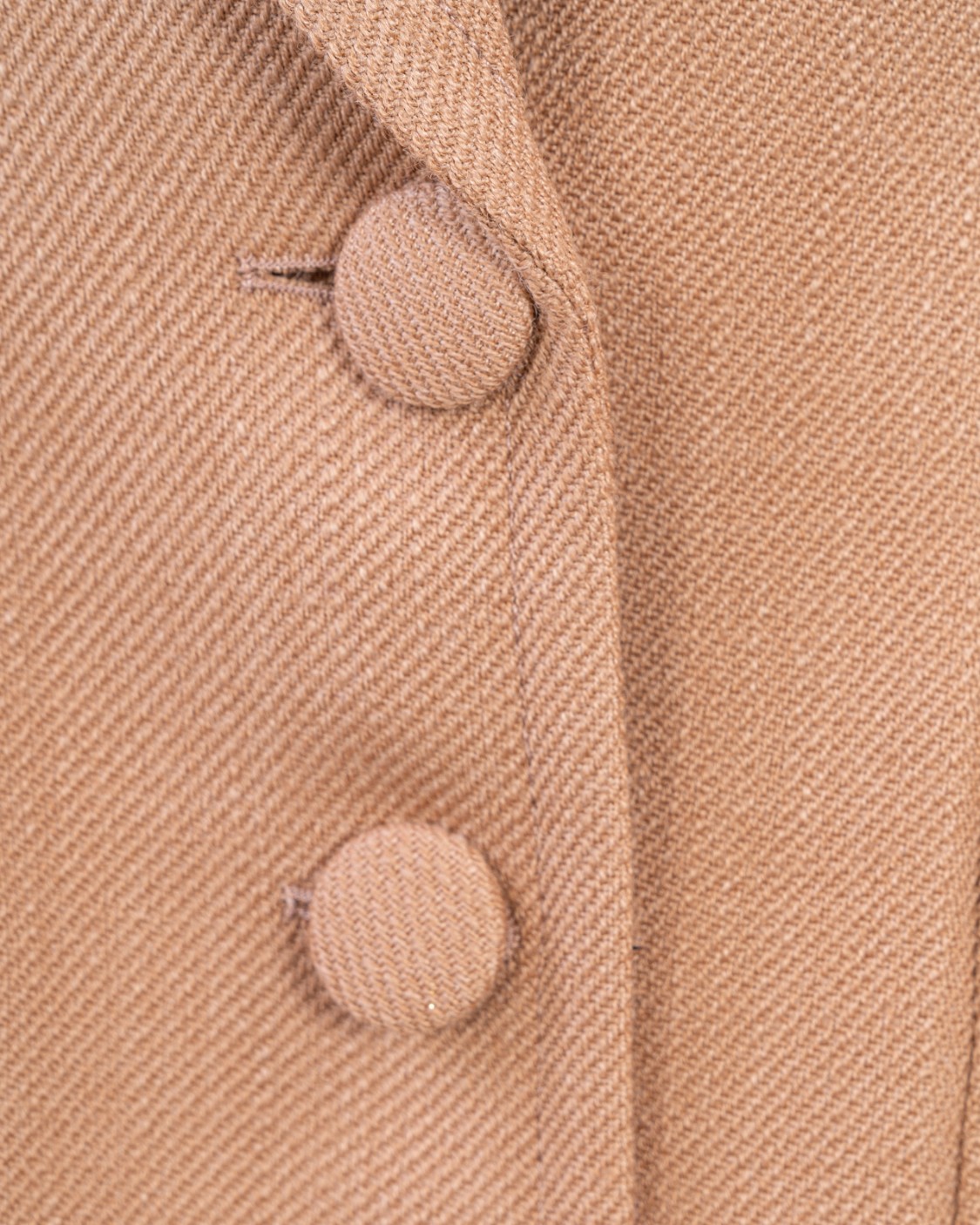 shop ETRO Saldi Giacca: Etro giacca due bottoni in misto lana vergine, caratterizzata da ricami floreali ton-sur-ton sulle tasche è arricchita al suo interno da una fodera a righe jacquard.
Esterno: 52% viscosa, 48% lana vergine.
Ricamo: 100% poliestere.
Fodera: 52% viscosa, 48% acetato.
Slim fit.
Chiusura due bottoni.
Bottoni in tessuto.
Tasca applicata sul petto.
Tasche frontali applicate.
Spacco posteriore.
Made in Italy.. 11503 7210-0800 number 812389